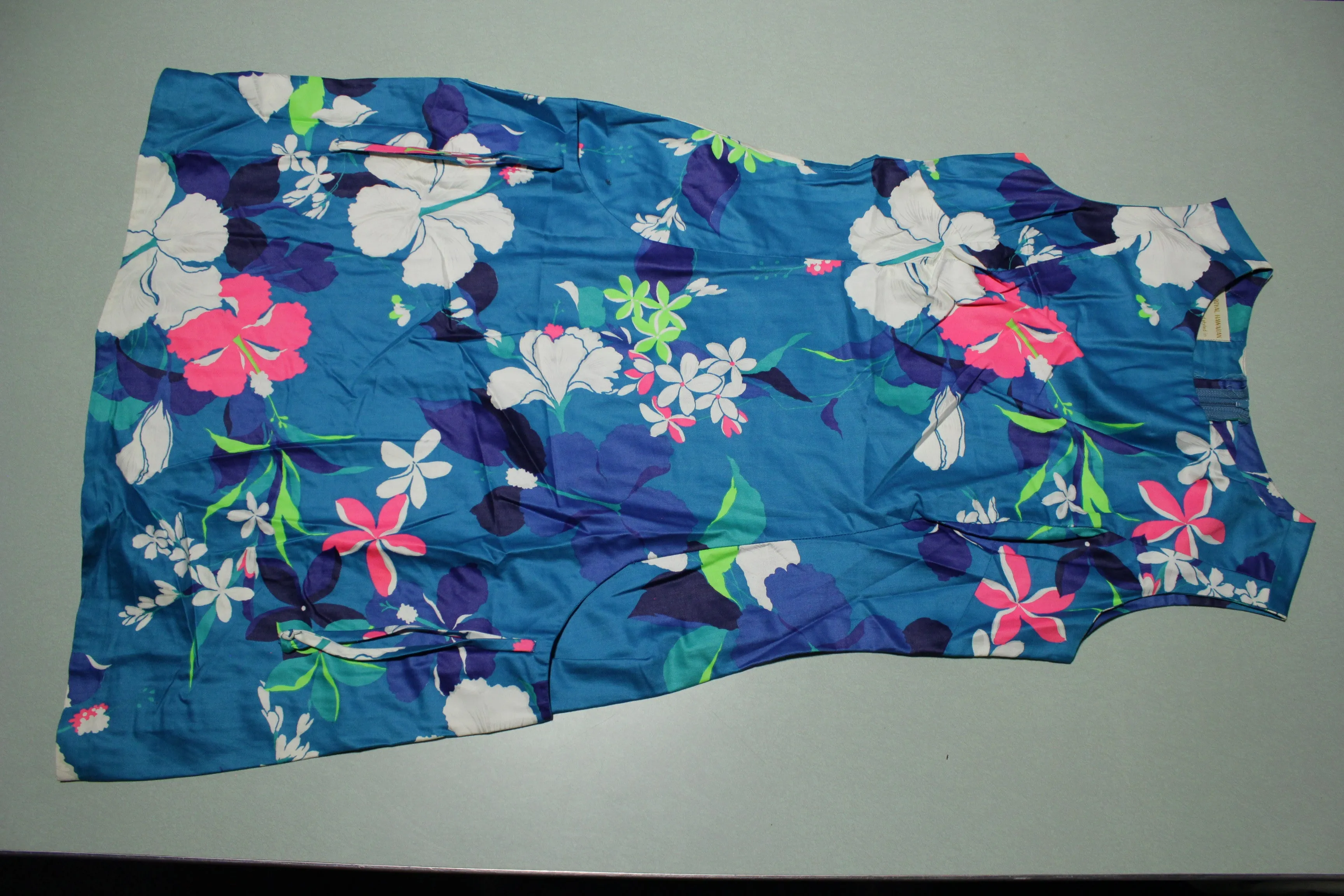 1970s Vintage Royal Hawaiian Flower Dress